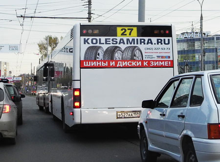 Реклама на заднем стекле автобуса Колесамира Пермь