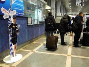 Рекламная стойка форсаж в аэропорту