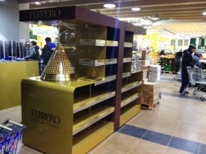 монтаж рекламных стоек Ferrero Rosher