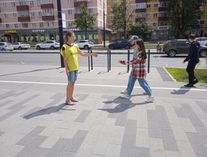 Раздача листовок промоутером в Перми