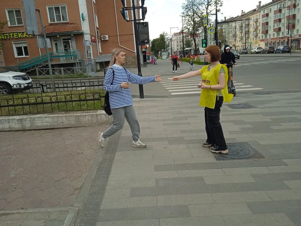 Промоутер раздает листовки на улице в Перми