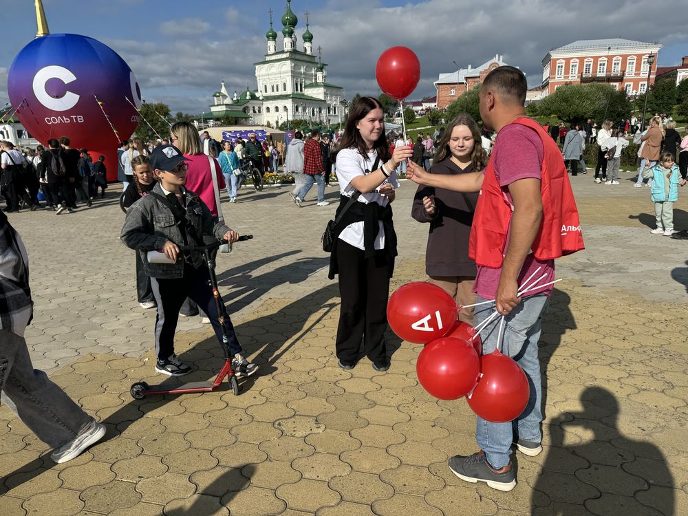 Раздача шаров на мероприятии Альфа банка