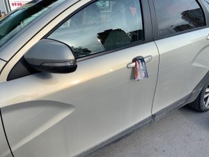 Развеска хенгеров на двери автомобилей в Перми