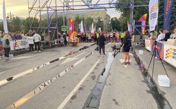 Маскот Железно участвует в забеге