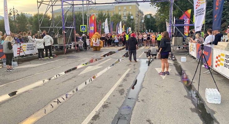 Маскот Железно участвует в забеге
