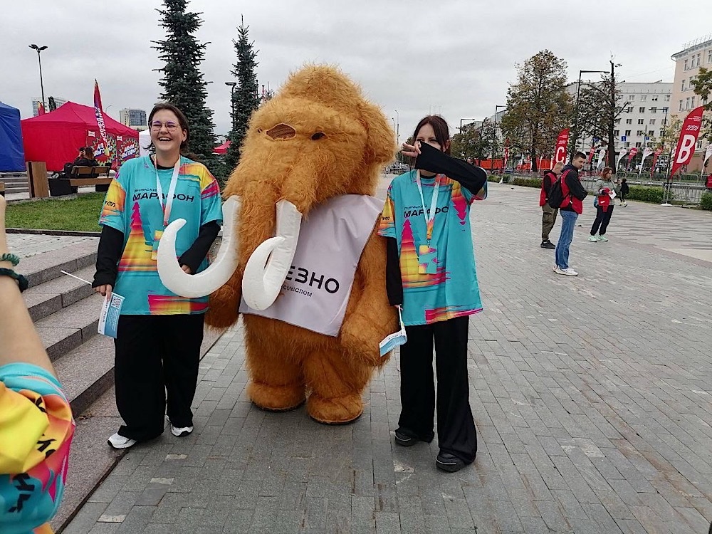 Гости забега фотографируются с Мамонтом Железно
