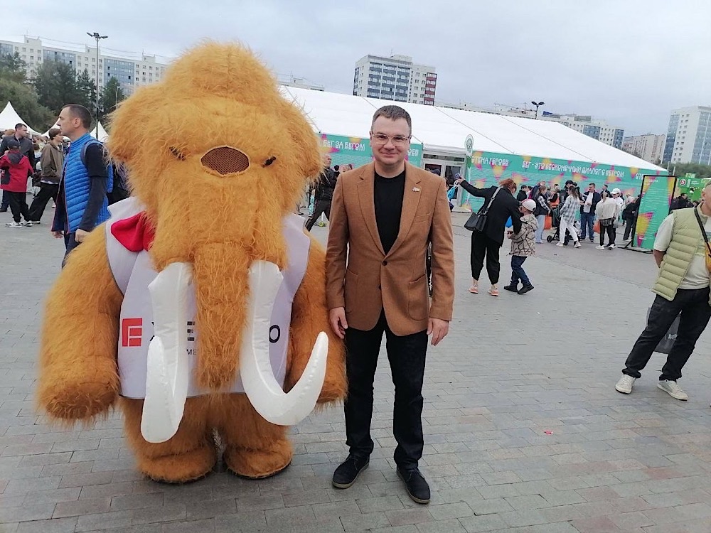 Гости забега фотографируются с Мамонтом Железно