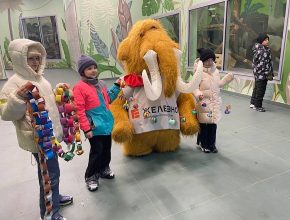 Ростовая кукла в зоопарке