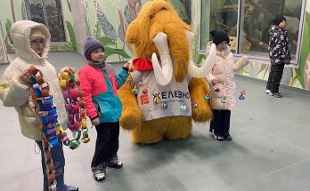 Ростовая кукла в зоопарке