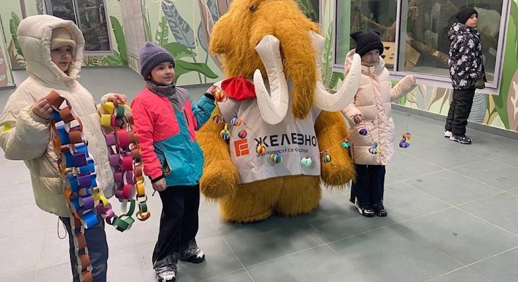 Ростовая кукла в зоопарке