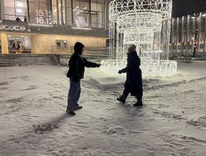 Раздача листовок у театра