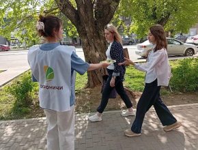 Раздали листовки от магазина Дороничи
