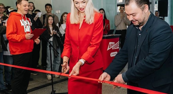 Торжественное перерезание красной ленты на открытии коворкинга Альфа-Банка в Пермском Политехе